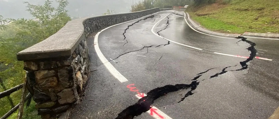 La frazione di 700 abitanti di Gazzaniga ha solo due alternative viabilistiche per raggiungere il fondovalle, entrambe già minacciate da cedimenti e crepe