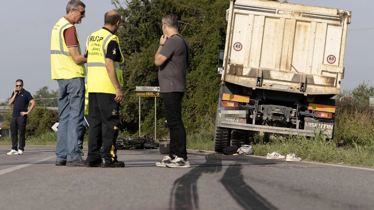 Incidente sulla Provinciale . Moto si schianta contro un camion. Centauro muore sul colpo