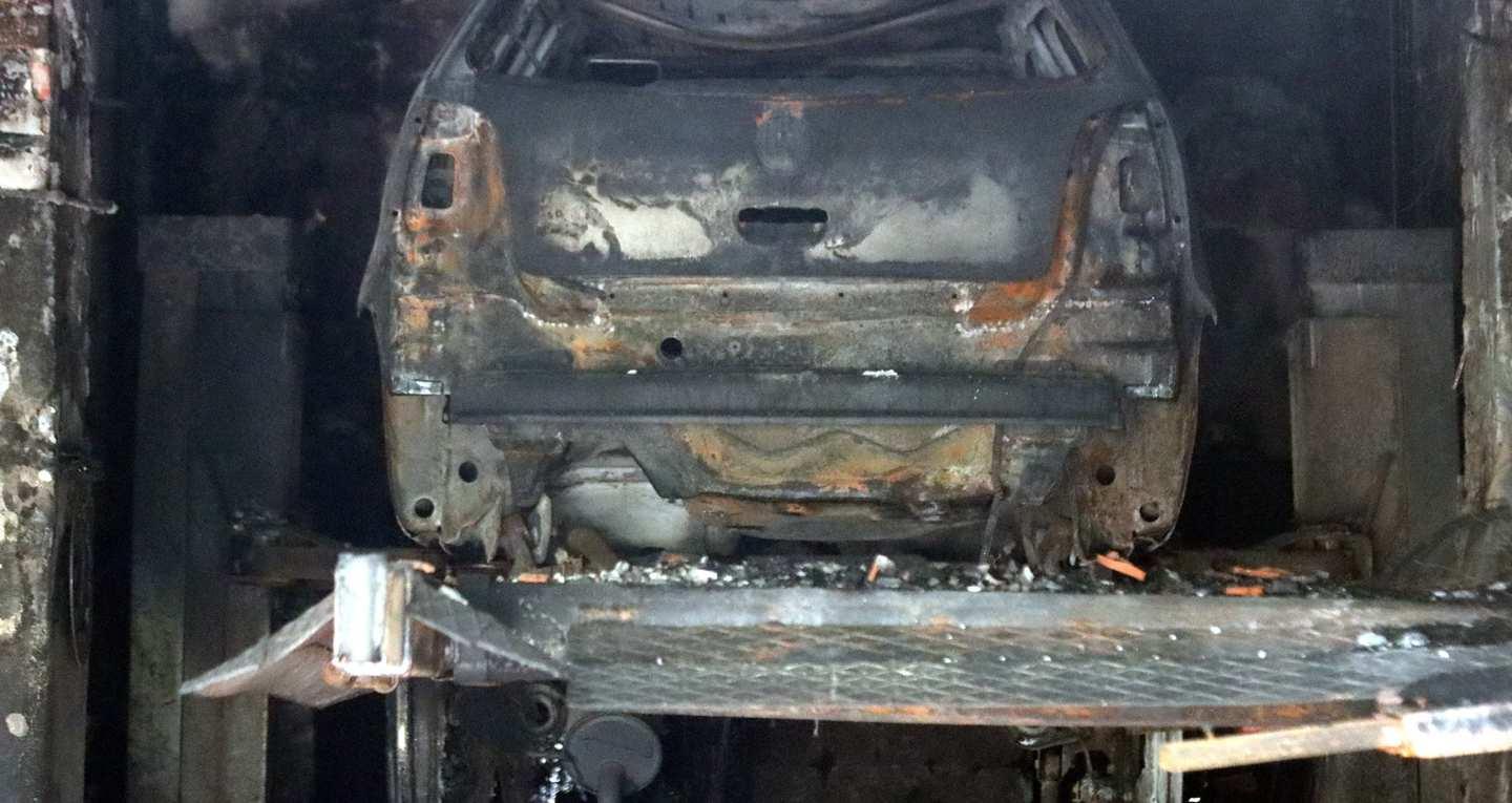 Incendio officina via Fra Galgario, i rilievi: focus sulla marmitta della Volkswagen