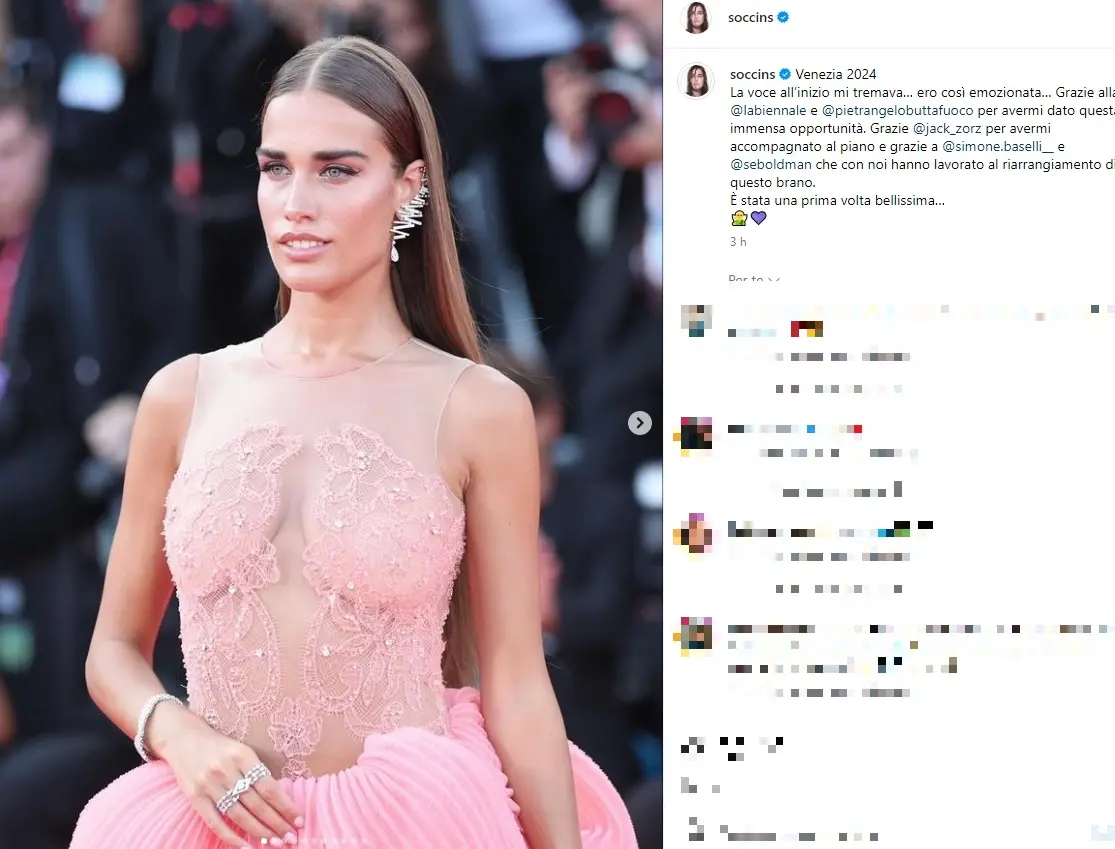 Clara Soccini incanta con “Amandoti” a Venezia. Look chic e glam per una prima volta da sogno