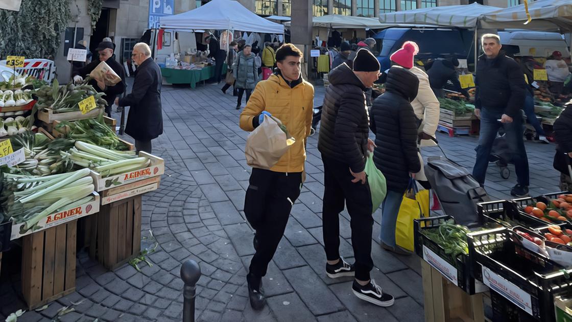 Il battesimo della piazza. La nuova area Cambiaghi tra bancarelle e posti auto