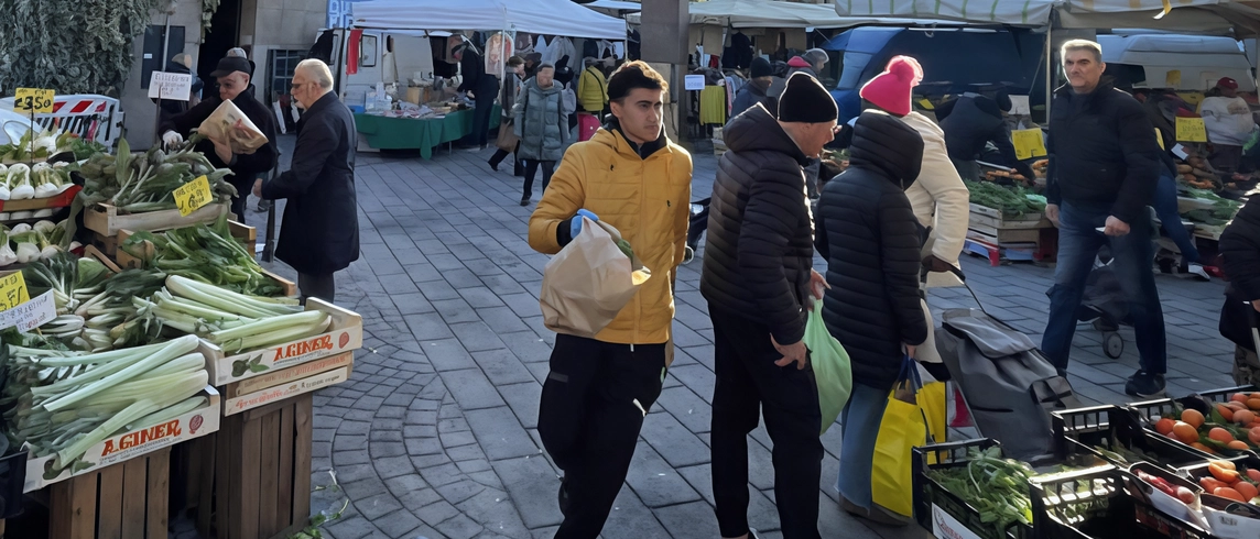 Il battesimo della piazza. La nuova area Cambiaghi tra bancarelle e posti auto