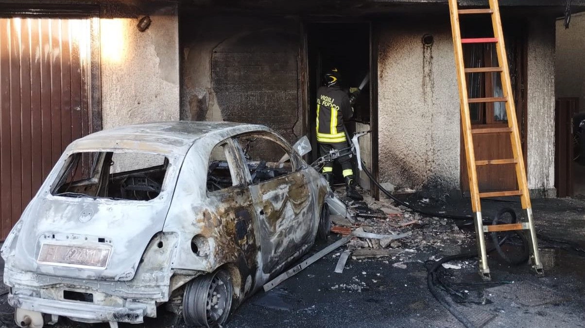 Le fiamme sono partite da un'auto e da una moto parcheggiate