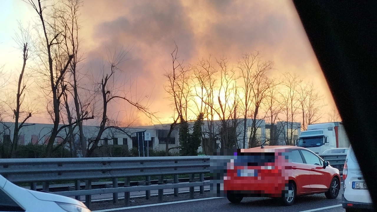 Incendio a Buccinasco (Foto facebook Oliviero Camisani)