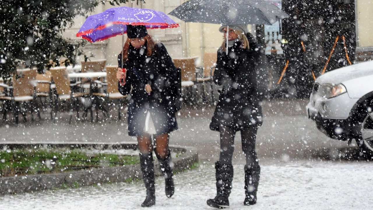 Arpa ha diramato un nuovo bollettino meteorologico. A causa di una veloce perturbazione artica che scavalca le Alpi, crollano le temperature. Ma nel weekend cambia tutto