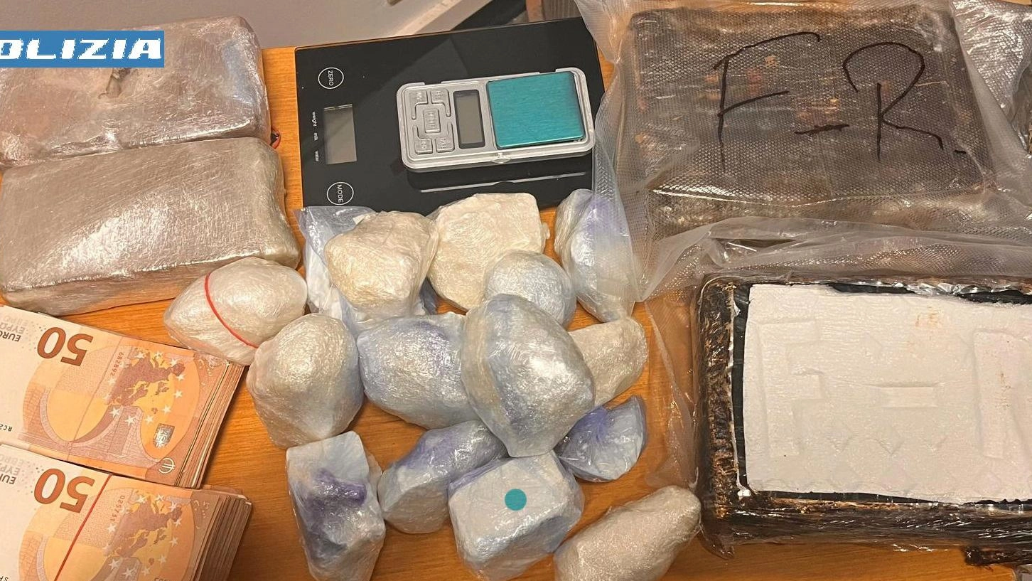 Oltre 4 chili di droga in casa: tre arresti