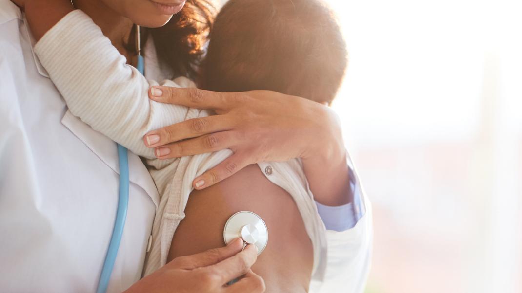 Virus sinciziale, in Lombardia quasi 30mila immunizzazioni. Come funziona l’anticorpo monoclonale contro il rischio bronchioliti