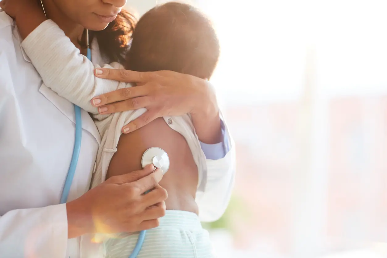 Virus sinciziale, in Lombardia quasi 30mila immunizzazioni. Come funziona l’anticorpo monoclonale contro il rischio bronchioliti