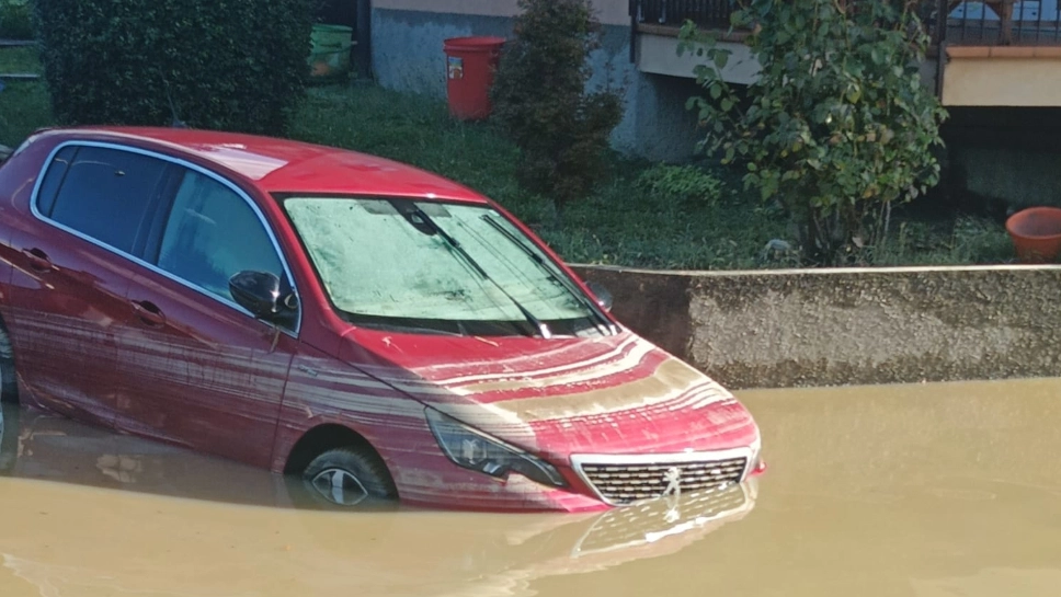 Un'auto sommersa dall'alluvione a Molteno nel Lecchese