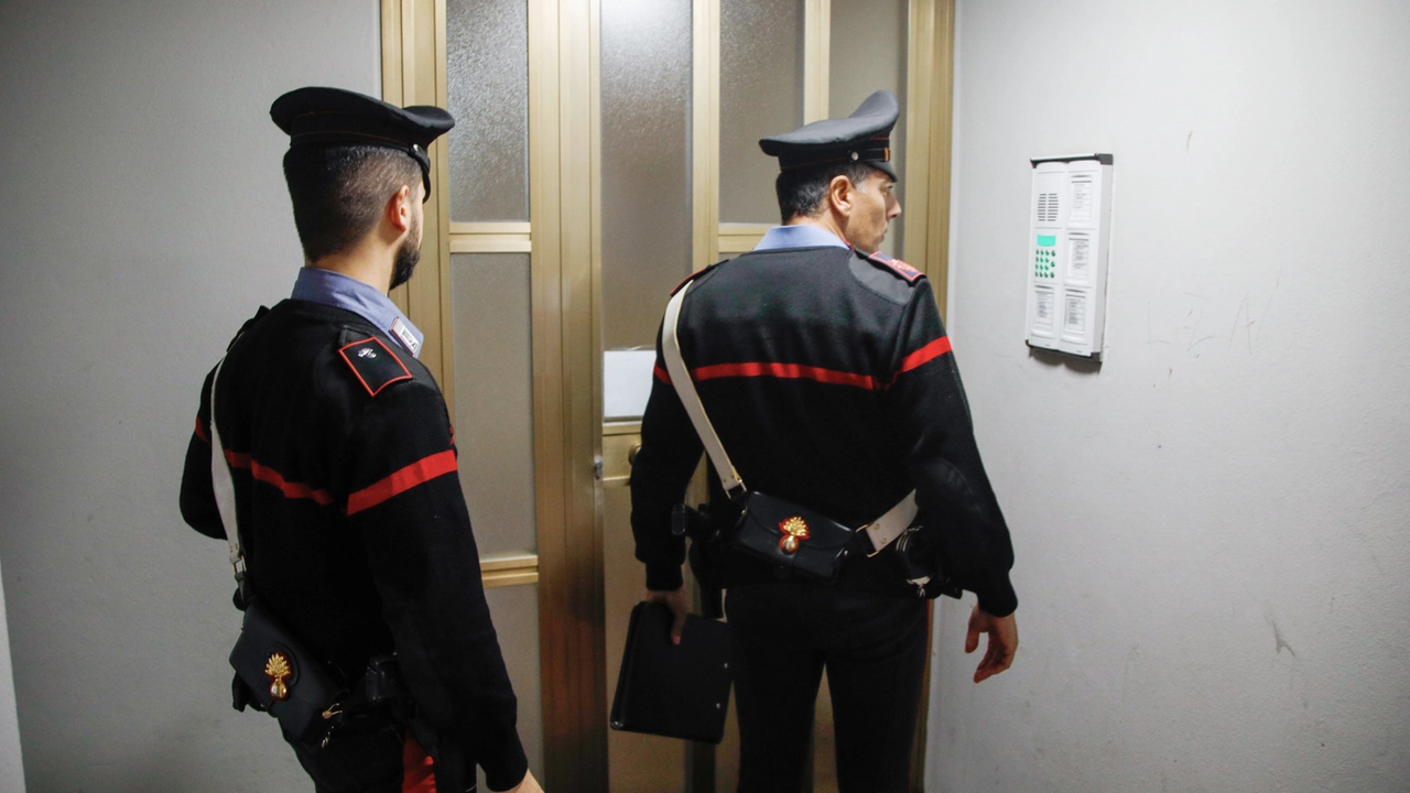 I carabinieri all'ingresso dell'edificio in cui il diciottenne è stato colpito (Spf)