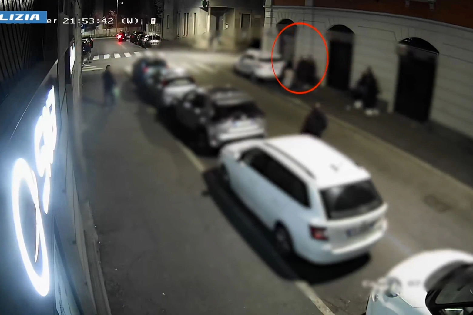 Una frame del video della polizia: il branco in azione a Rogoredo