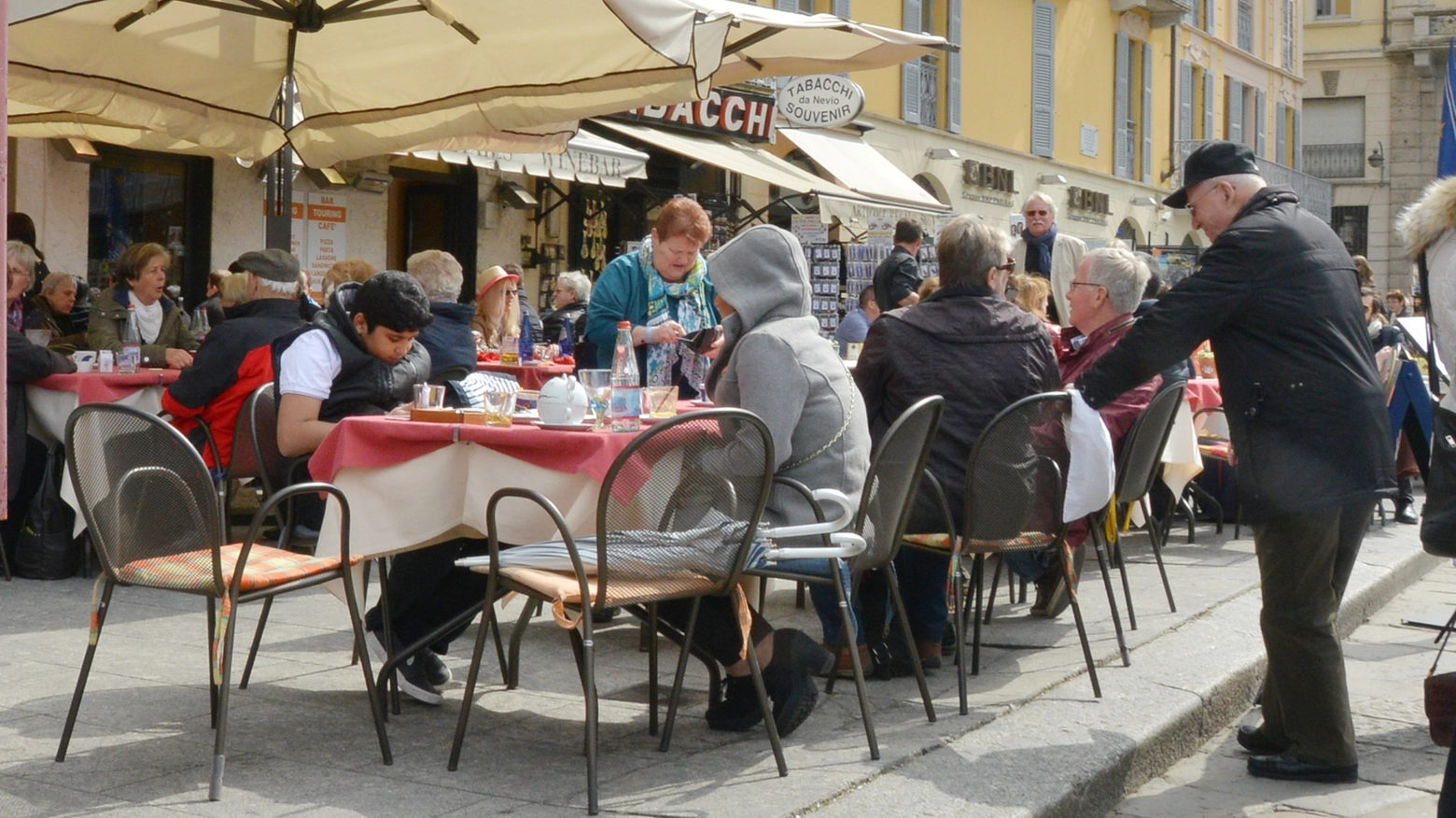 Turisti in piazza Cavour a Como