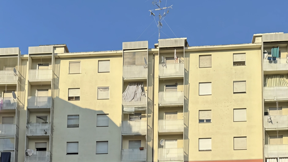 Una donna peruviana di 33 anni è caduta dal balcone di un palazzo a Rozzano. Sospetti sul compagno per un possibile ruolo attivo. Il pm ha aperto un fascicolo per "tentato omicidio". La donna potrà fornire la sua versione una volta uscita dall'ospedale.