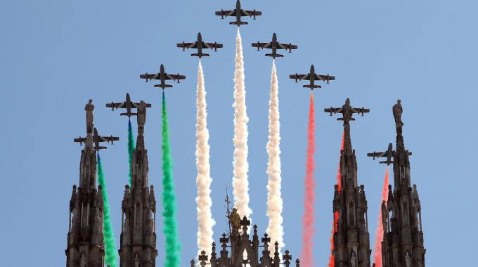 Frecce tricolori, lo show-omaggio su Milano per festeggiare i 100